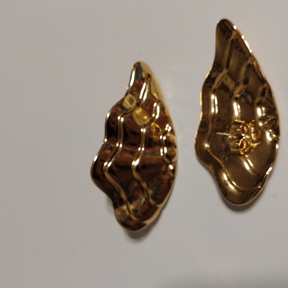 Vintage Avon 1970, Rare Find, gold tone butterfly wings pierced earrings. - Picture 5 of 6